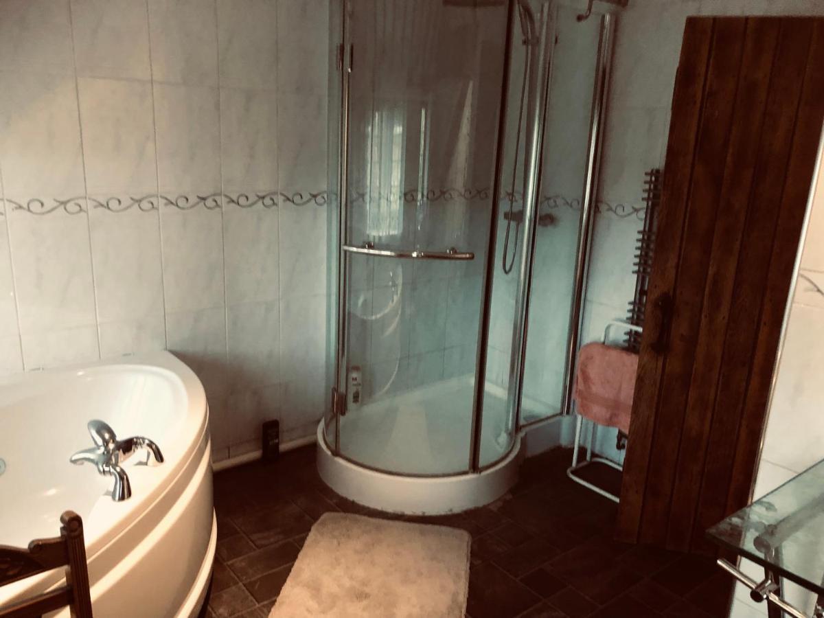 Tudor House - Double Room - Shared Bathroom Goff's Oak Ngoại thất bức ảnh