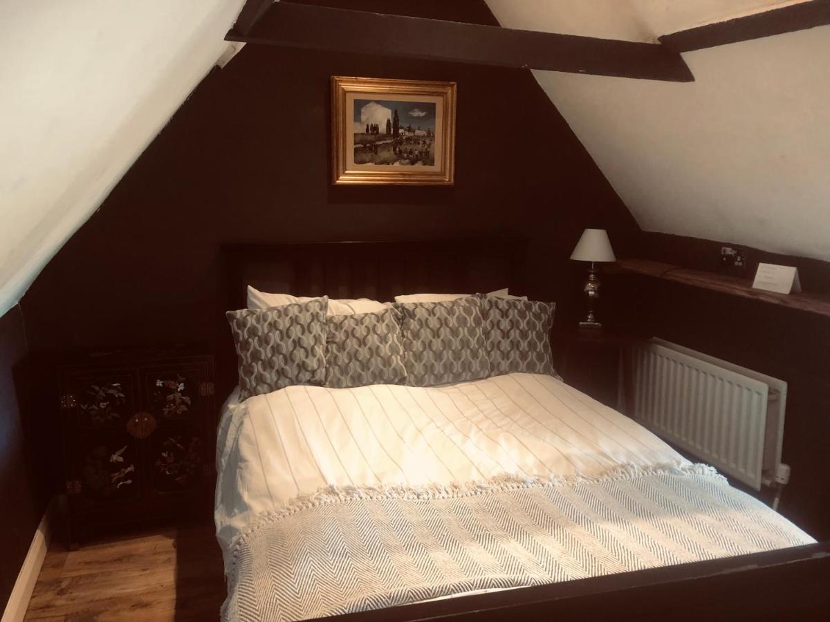 Tudor House - Double Room - Shared Bathroom Goff's Oak Ngoại thất bức ảnh