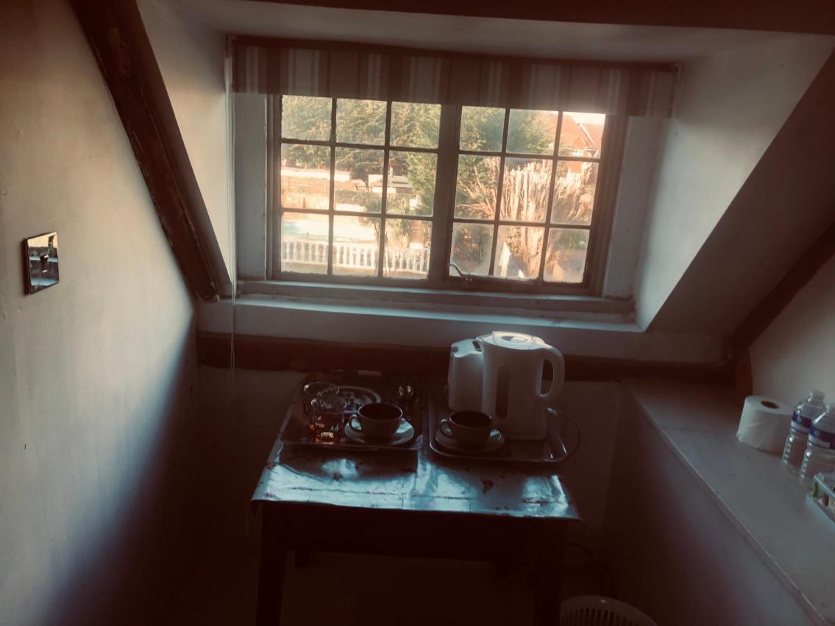 Tudor House - Double Room - Shared Bathroom Goff's Oak Ngoại thất bức ảnh