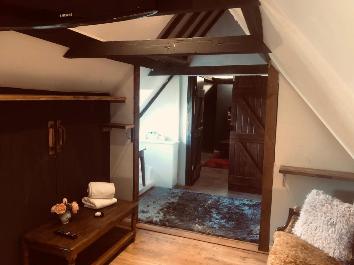 Tudor House - Double Room - Shared Bathroom Goff's Oak Ngoại thất bức ảnh
