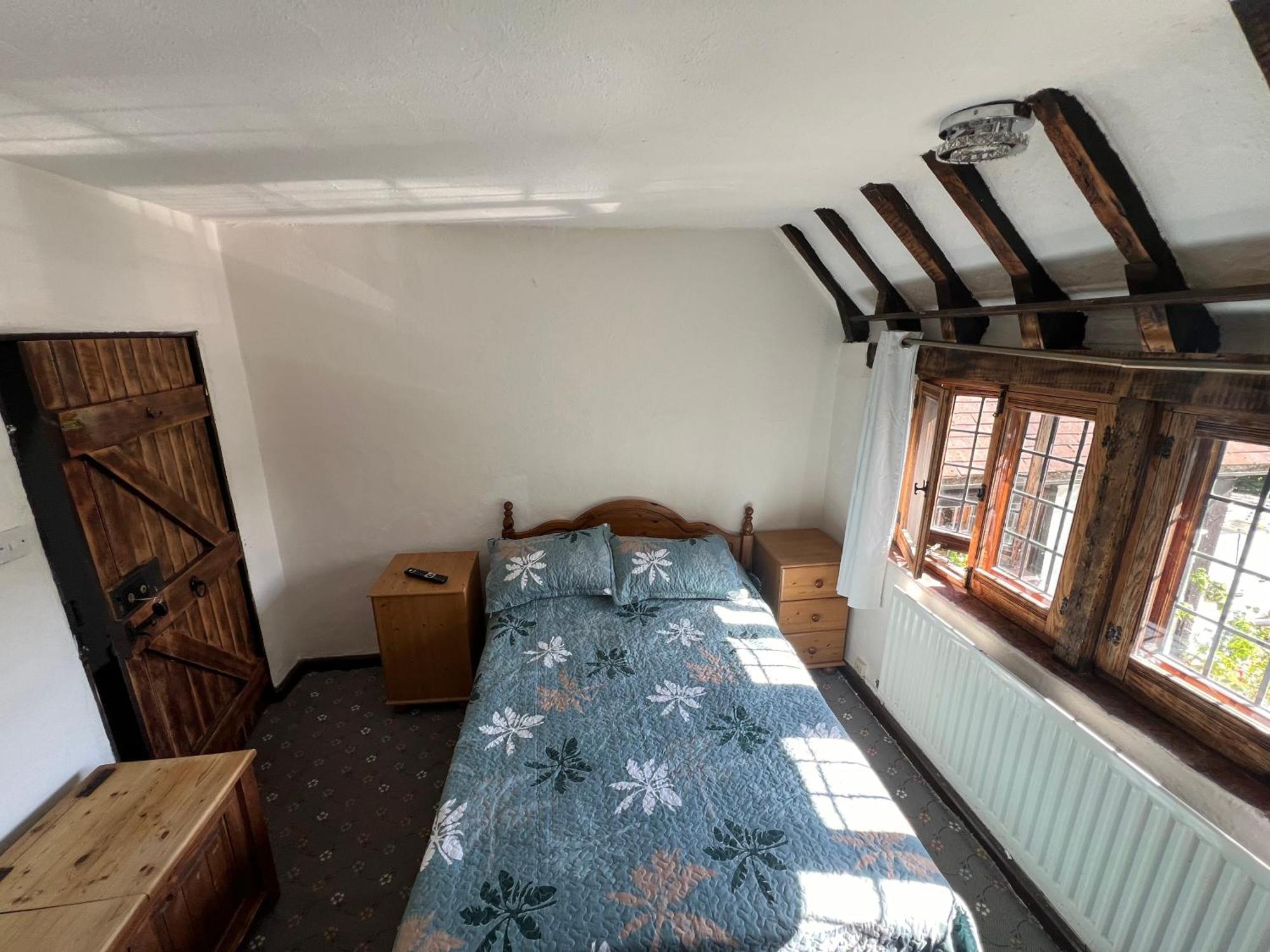 Tudor House - Double Room - Shared Bathroom Goff's Oak Ngoại thất bức ảnh